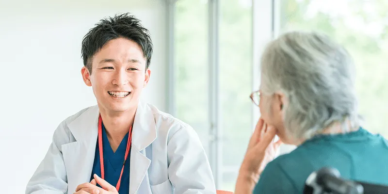 医師が患者様と向き合って話している様子